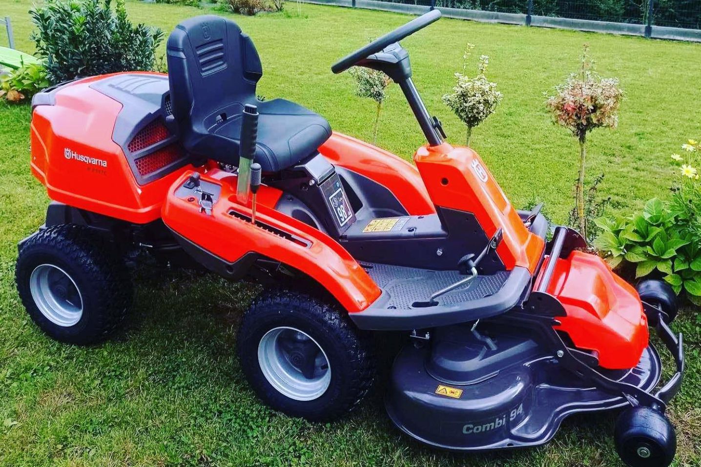 Koszenie trawnika riderem Husqvarna – komfort i perfekcyjne efekty